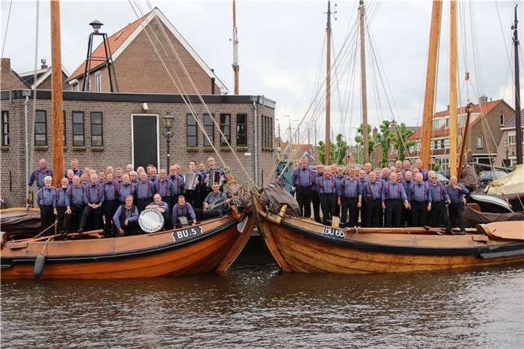 Der niederländische Shantychor „Spakenburgs Visserskoor“ gastiert am 27. August in Oberfell. Fotos: privat