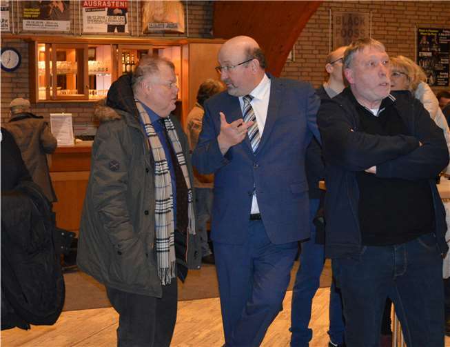 Der noch amtierende Bürgermeister Herbert Georgi (2. v. r.) zeigte sich enttäuscht angesichts der niedrigen Wahlbeteiligung.