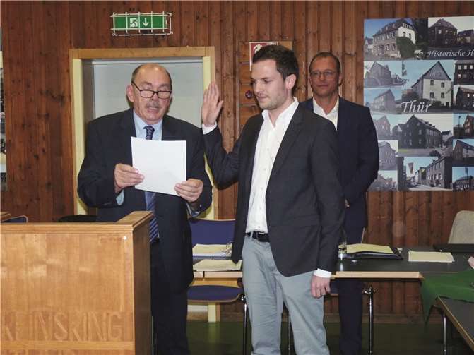 Der noch amtierende Ortsbürgermeister Rainer Hilger vereidigt seinen Nachfolger Lukas Ellerich, der am 01.02.2023 sein Amt antreten wird.