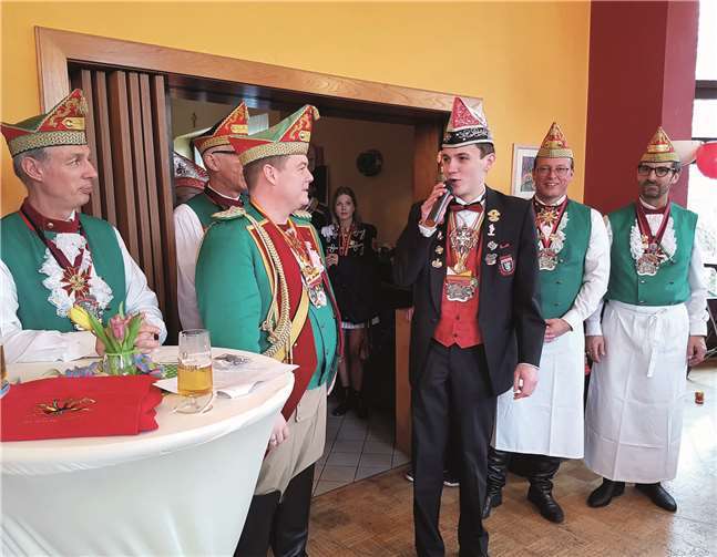 Der noch amtierende Prinz Nico I. von den11 singenden Husaren wünschte dem neuen KommandeurTim Herrmann bei der Ausübung seines Amtes viel Erfolg.