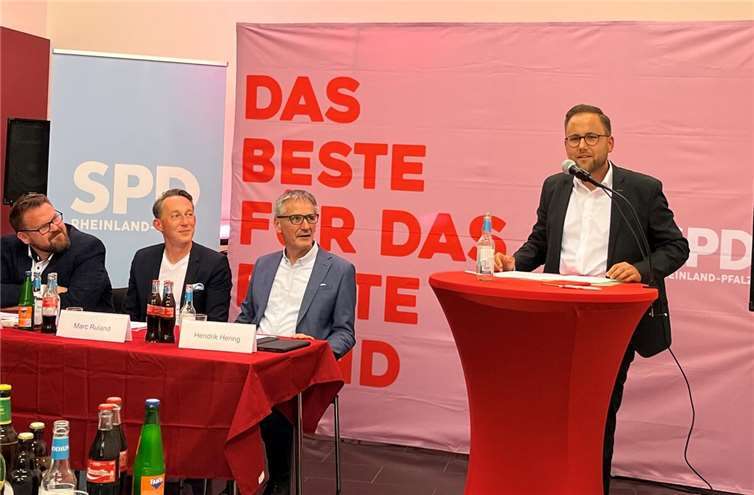 Der nominierte Kandidat Kai Dommershausen (am Rednerpult). Daneben sitzen Hendrik Hering, Marc Ruland und Christoph Mohr. Foto: SPD Bendorf