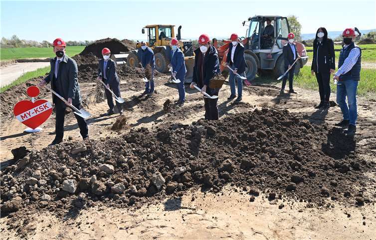 Der obligatorische „Spatenstich“: (v.l.) KSK-Vorstand Christoph Weitzel, Udo Lohner (stv. Vorstandsmitglied), Robert Ollig (Straßen- und Tiefbau), KSK-Filialleiter Christian Sauerborn, VG-Bürgermeister Klaus Bell, Michael Schippers (Terramag GmbH), Michael Faßbender, Beigeordnete Simone Neunzig-Mosen, Ortsbürgermeister Detlev Leersch. Foto: KSK Mayen/ Ralph Künzel
