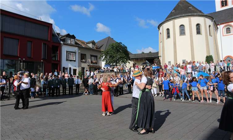 Der obligatorische Tanz auf dem Kirchplatz.