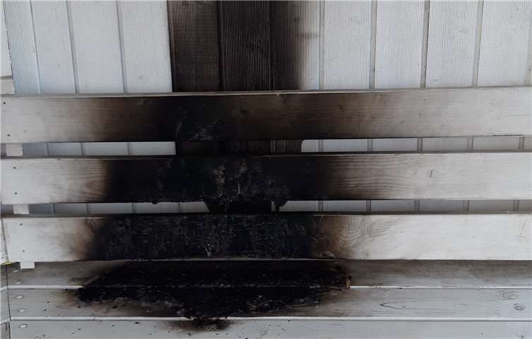 Der oder die Täter meinten, die weiß gestrichenen und gut gepflegten Holzwände des Pavillons in Brand setzen zu müssen.Fotos: privat