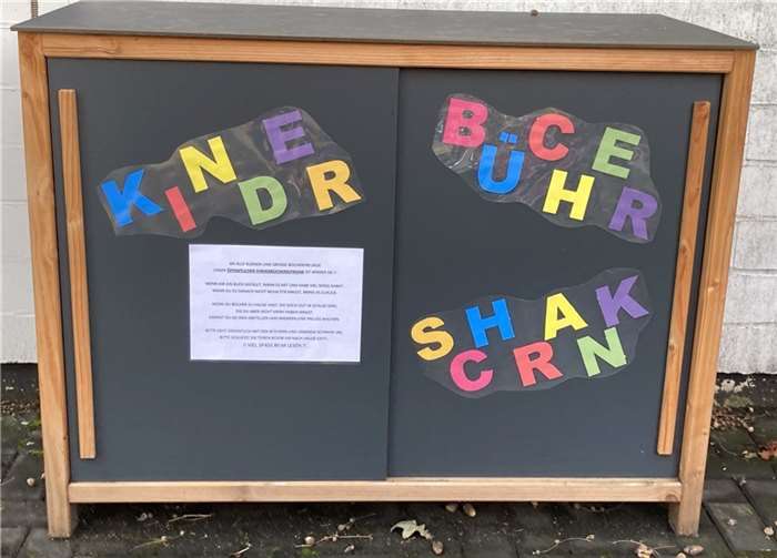 Der öffentliche Kinderbücherschrank an der Inklusiven Kita Steinbüchel ist wieder da. Foto: Stadt Meckenheim