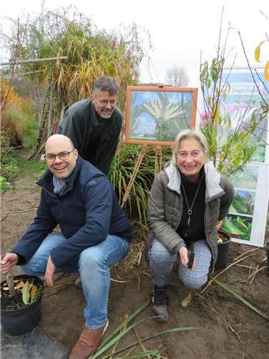 Der öffentlichen Bekanntgabe zuvorgekommen: Thomas Hildner, Niederwerth, Mitglied der Grünen-Fraktion und Ruth Jansen, Bendorf „sichern“ schon mal „ihre“ Pfirsichbäume.  Foto: Annemarie Seidel
