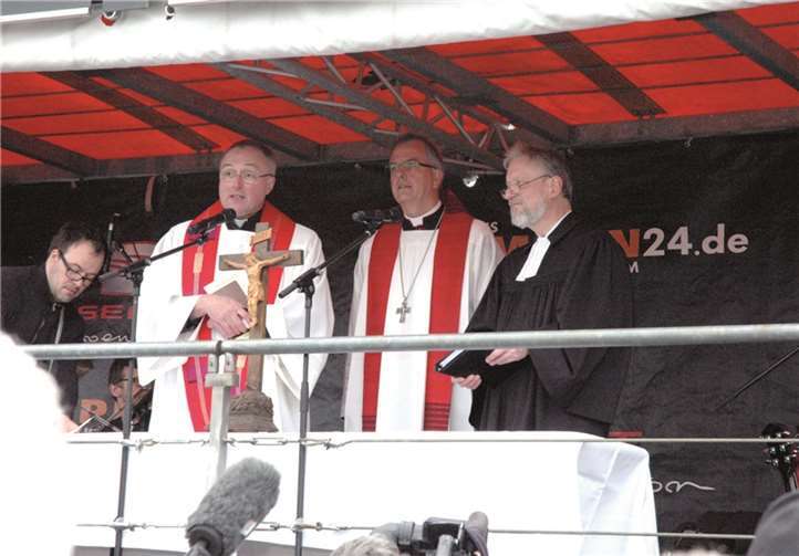 Der ökumenische Gottesdienst fand mit Dechant Kohnz , Pfarrer Hertel sowie Weihbischof Peters statt.