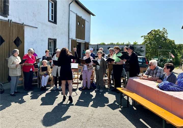 Der ökumenischen Chor gestaltete die Andacht musikalisch mit. Fotos: Privat