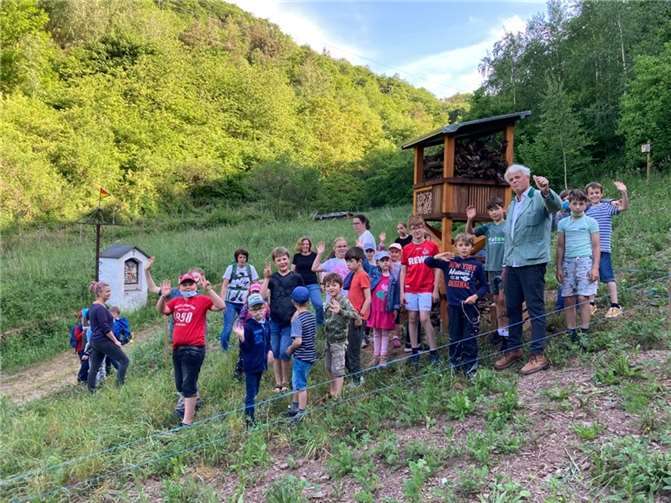 Der örtliche Initiator Norbert Krötz (rechts) begrüßte die Kinder am „Lebensturm“. Foto: Dr. Frank Feiden