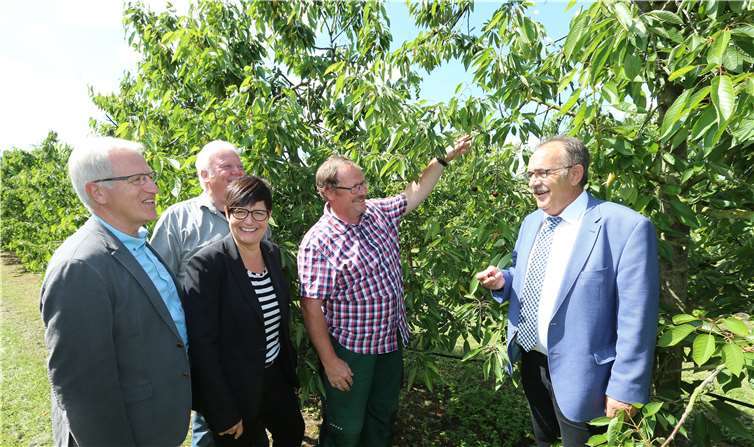 Der örtliche Landtagsabgeordnete Josef Dötsch, 2. v. li. Christine Schneider (Mitglied im Bundesfachausschuss der CDU Landwirtschaft und ländlicher Raum), Rudolf Flöck (Vorsitzender des Bauernortsverbandes), 2. v. re. Thomas Kreuter (Vorsitzender des Obstbaurings Koblenz), und re. Arnold Schmitt, MdL, (Vorsitzender des Ausschusses für Landwirtschaft und Weinbau im Rheinland-Pfälzischen Landtag). privat