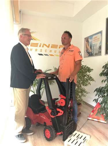 Der örtliche Landtagsabgeordnete Josef Dötsch (li). im Gespräch mit Herrn Matthias Meiner, Inhaber der Fahrschule Meiner, Mülheim-Kärlich.privat