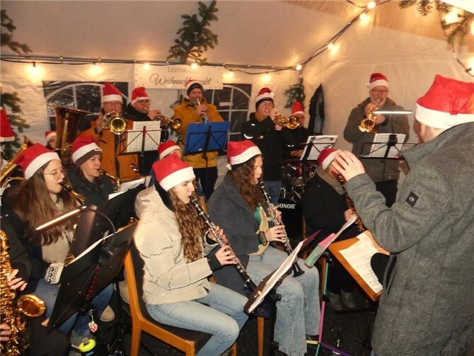 Der örtliche Musikverein in der Formation „Brass goes Red“ sorgte für weihnachtliche Musikunterhaltung.
