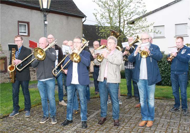 Der örtliche Musikverein sorgte für die instrumentale Begleitung des Festumzuges und spielte am Ehrenmal das Lied vom verlorenen Kameraden.