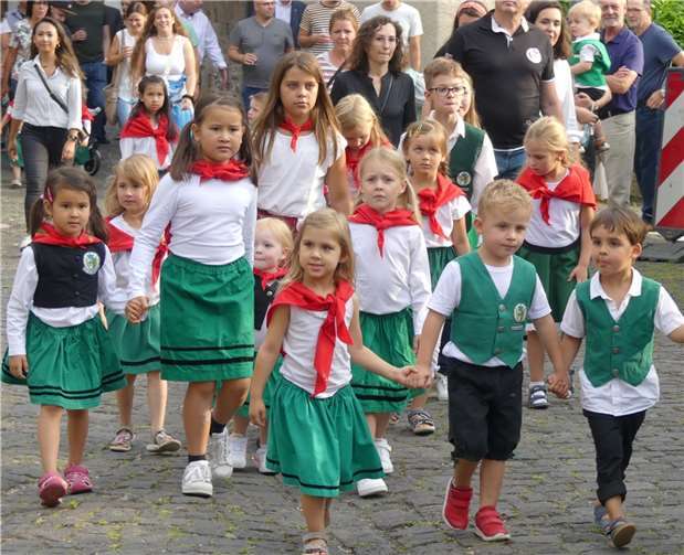 Der örtliche Winzernachwuchs ist in Bruttig-Fankelimmer mit erfreulichem Engagement bei der Sache.