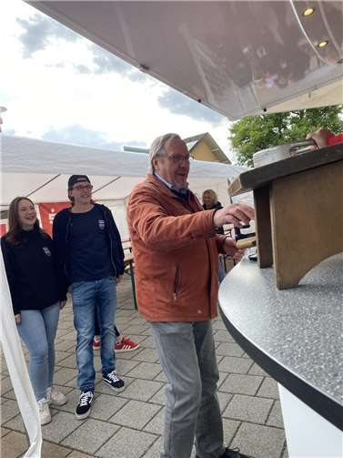 Die Kalenborner Kirmes voller Musik, Tradition und Gemeinschaft Der offizielle Fassanstich durch Bürgermeister Norbert Rohringer auf dem Kirmesplatz.