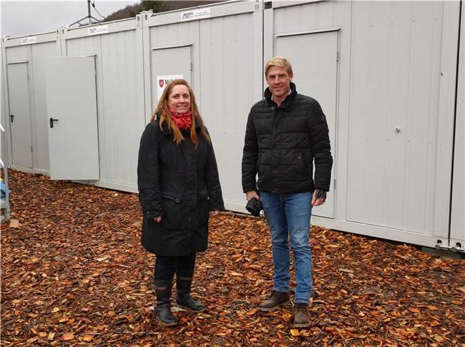 Der parteiübergreifende Landratskandidat Christoph Schmitt hat sich bei einem vor Ort-Termin in Kreuzberg die Situation der Nachmittagsbetreuung der Altenahrer Grundschulkinder angesehen und gemeinsam mit Schulelternsprecherin Christiane Steiner über die unbefriedigende Situation gesprochen.Foto: privat