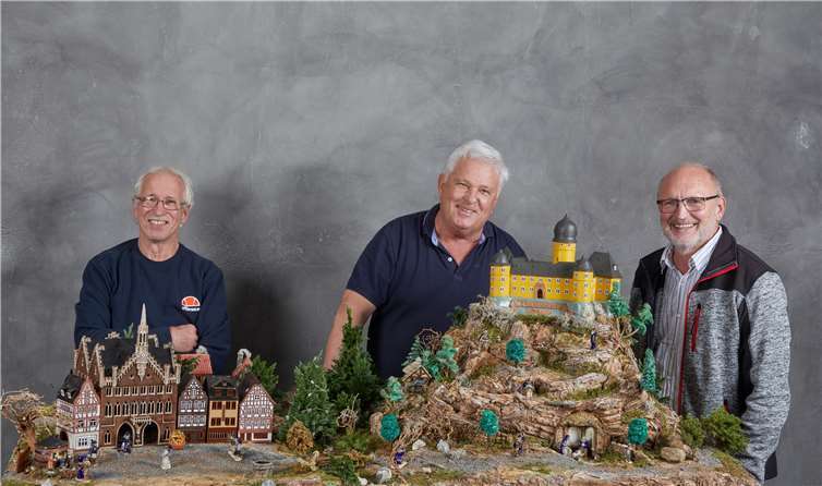 Der passionierte Krippensammler Max Schneckenbühl ist bereits gemeinsam mit Karlheinz Philipps und Kurt Heibel mit Unterstützung des Bauhofs seit Wochen für den Krippenweg am Werk. Fotos: Kreisverwaltung des Westerwaldkreises