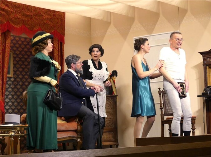 Der penible Buchhalter Eduard Haselhuhn steckt mit seinem Auftritt im klassischen Feinripp in einer peinlichen Situation.