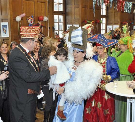 Der prächtige Hofstaat hatte auch die ganz Kleinen dabei.