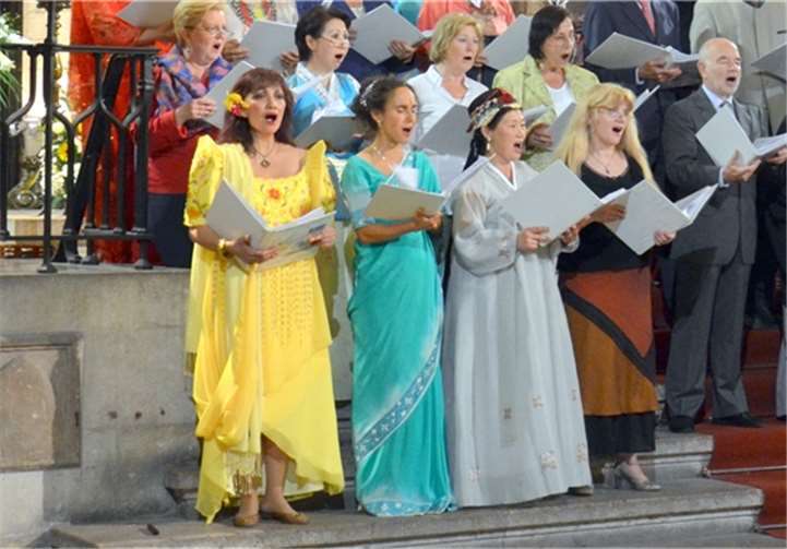 Der prominente Chor singt Lieder aus aller Welt.privat
