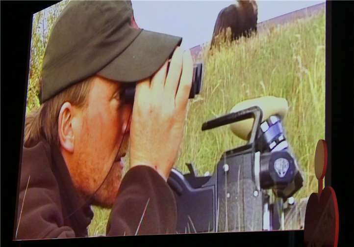 Der prominente Tierfilmer bei einer seiner Alaska-Exkursionen im Einsatz mit Kamera und Fernglas.