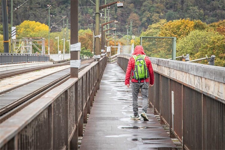 Der provisorische Behelfsgehweg an der Horchheimer Eisenbahnbrücke muss aufgrund von Bauarbeiten der Deutschen Bahn für fast fünf Wochen gesperrt werden. Fußgänger und Radfahrer müssen in dieser Zeit den Umweg über die Pfaffendorfer Brücke in Kauf nehmen. 
