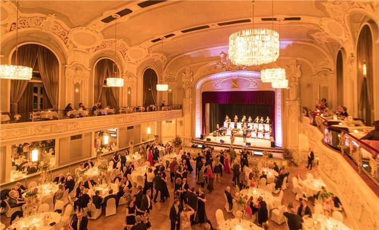 Der prunkvolle Steigenberger Kurhaus-Saal bietet am Samstag, 28. April 2018, um 19 Uhr die perfekte Kulisse für den Ballabend der Extraklasse.Dominik Ketz