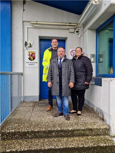 Wann kommt der Neubau der JVA Koblenz? Der rechtspolitische Sprecher der Freie Wähler-Landtagsfraktion, Stephan Wefelscheid (Mitte), und Fraktionsjustiziarin Victoria Wruuck machten sich ein Bild vom Zustand der JVA Koblenz und tauschten sich mit Anstaltsleiter Jörn-Hendrik Sack aus. Foto: privat