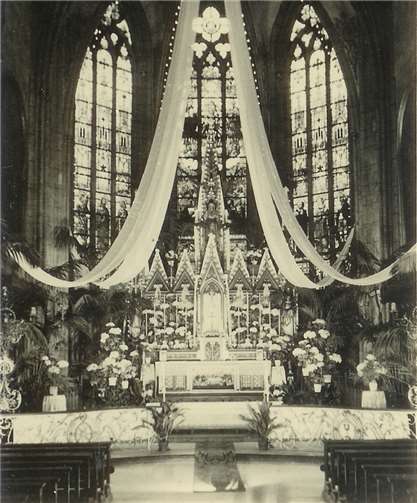Der reich dekorierte Chorraum der Laurentiuskirche am Weißen Sonntag 1929 in der Amtszeit von Dechant Dickopf. Die Chorfenster wurden 1944/45 zerstört.