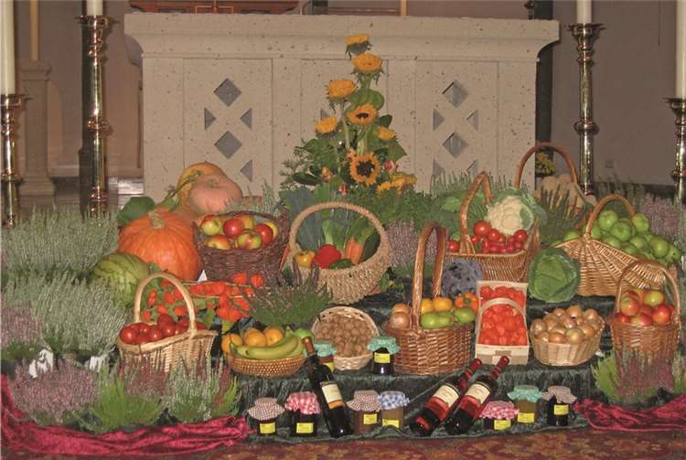 Der reich geschmückte Altar in St. Cyriakus.privat