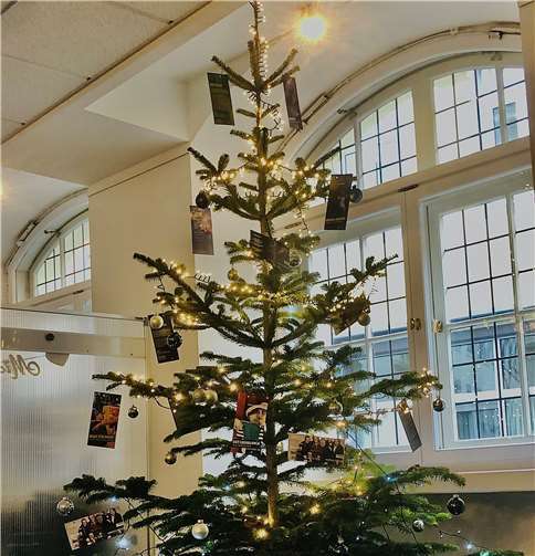 Der reichgeschmückte Weihnachtsbaum im Kulturamt. Foto: privat