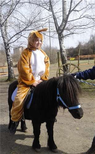 Der reitende Osterhase versteckte viele Eier. privat
