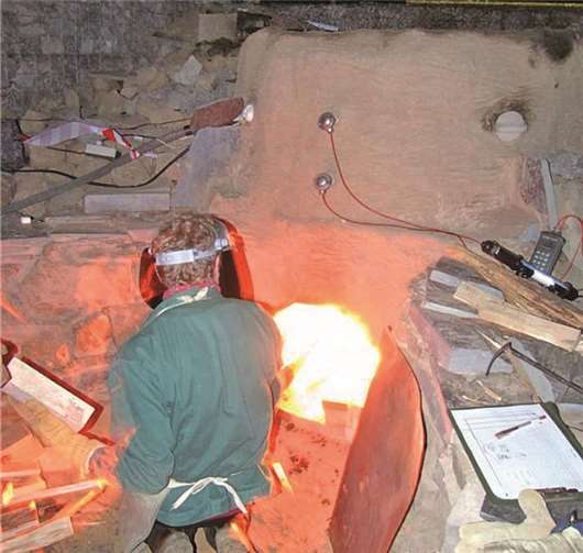 Der rekonstruierte Mayener Töpferofen aus der Zeit um 500 n. Chr. wurde erstmals befeuert. E. Hanning (RGZM)