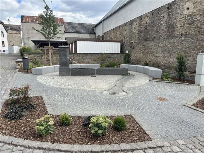 Der restaurierte Dorfbrunnen aus dem Jahr 1856 an seinem neuen Platz.  Foto: Johannes Stein