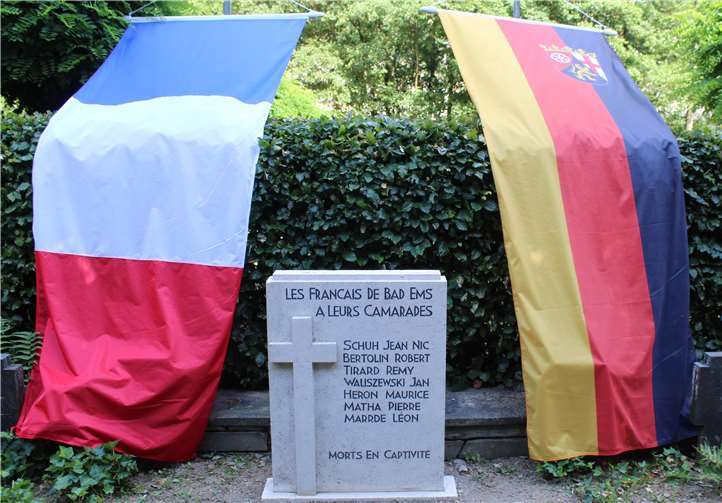 Der restaurierte Gedenkstein für verstorbene französische Kriegsgefangenen.