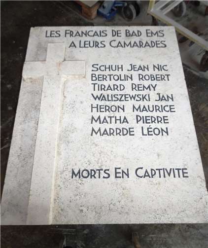 Der restaurierte Gedenkstein mit jetzt wieder leserlicher Schrift.