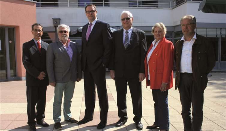 Der rheinland-pfälzische Gesundheitsminister Alexander Schweitzer (3. v. l.) informierte sich im Linzer Seniorenheim, einer der wenigen Altenpflegeeinrichtungen in kommunaler Trägerschaft im Land. privat