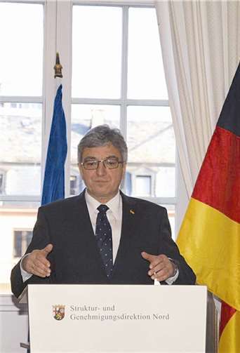 Der rheinland-pfälzische Innenminister Roger Lewentz sprach die Laudatio und überreichte die Verdienstmedaillen in der SGD Nord in Koblenz.