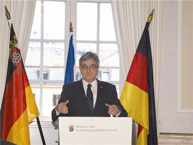 Der rheinland-pfälzische Innenminister Roger Lewentz sprach die Laudatio und überreichte die Verdienstmedaillen in der SGD Nord in Koblenz.