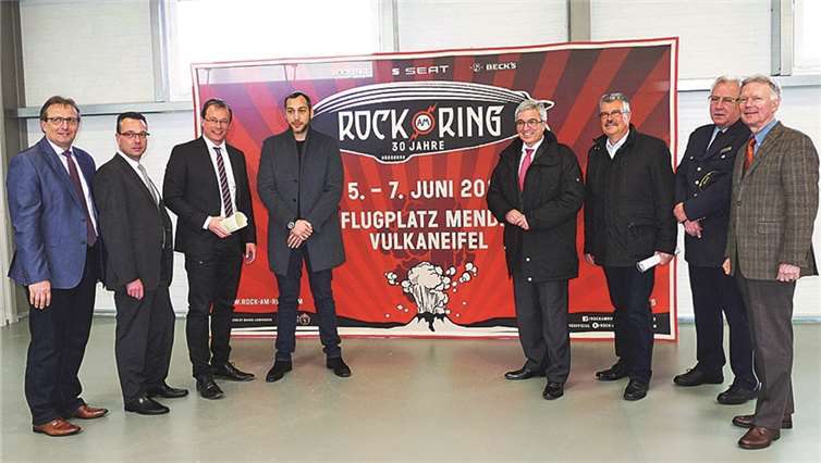 Der rheinland-pfälzische Innenminister Roger Lewentz (4.v.r.) zeigte sich von den Sicherheitsvorkehrungen für „Rock am Ring“ sehr beeindruckt. FRE