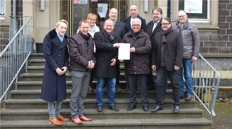 Der rheinland-pfälzische Innenminister Roger Lewentz übergab den Förderbescheid an den Polcher Stadtbürgermeister Gerd Klasen.Fotos: SK