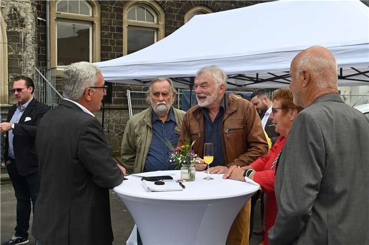 Der rheinland-pfälzische Innenminister Roger Lewentz (links) im Gespräch mit einigen Lokalpolitikern.