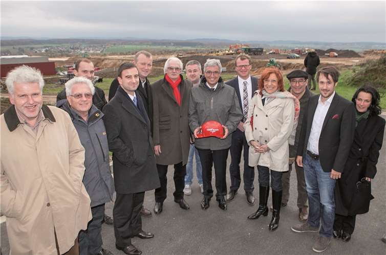 Der rheinland-pfälzische Minister des Innern, für Sport und Infrastruktur Roger Lewentz (Mitte, mit rotem Helm) besuchte auf Einladung der Grafschafter SPD die Haribo-Baustelle im Innovationspark Rheinland. JOST
