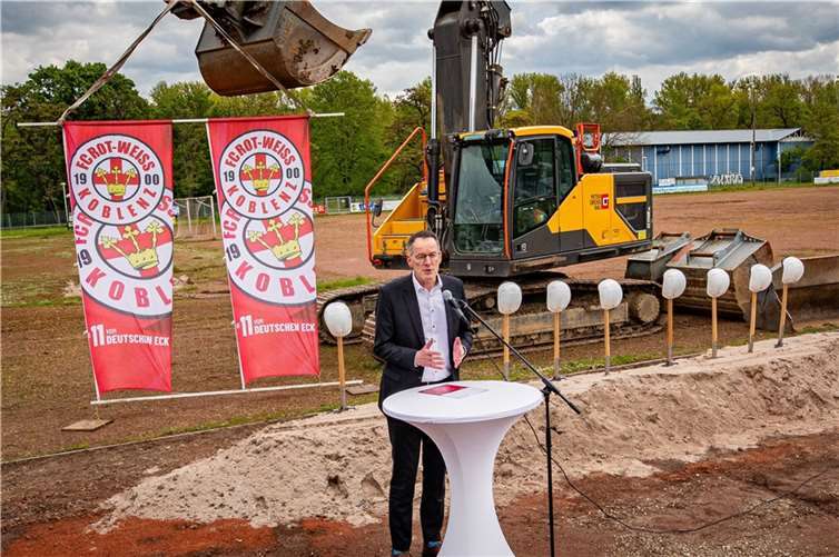 374.000 Euro für neuen Campus des FC Rot-Weiß Koblenz Der rheinland-pfälzische Minister des Innern und für Sport, Michael Ebling, beim Spatenstich für den Campus Rot-Weiß des FC Rot-Weiß Koblenz.