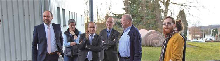 Der rheinland-pfälzische Minister für Wissenschaft, Weiterbildung und Kultur, Prof. Dr. Konrad Wolf besuchte mit weiteren Gästen den „Kunstraum am Limes“.Richard Jaros