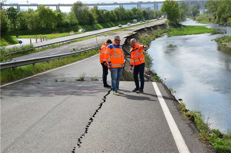 Der rheinland-pfälzische Verkehrsstaatssekretär Andy Becht hat sich in Heimersheim über den Stand des Wiederaufbaus der Bundesstraße 266 informiert. Fotos: MWVLW-RLP