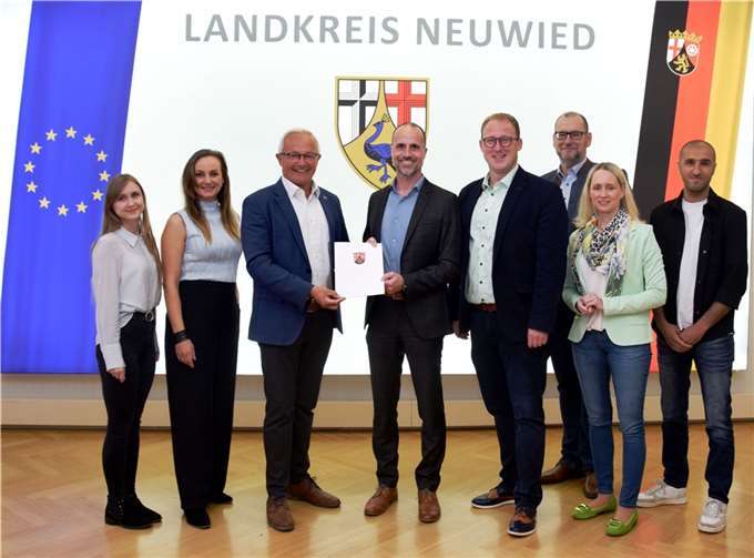 Der rheinland-pfälzische Wissenschaftsminister Clemens Hoch überbrachte Landrat Achim Hallerbach jetzt den KIPKI-Förderbescheid. Darüber freuten sich auch der 1. Kreisbeigeordnete Philipp Rasbach, Klimawandelanpassungsmanagerin Angelina Zahn, Klimaschutzmanagerin Janine Sieben, Büroleiterin Diana Wonka, der Abteilungsleiter Immobilienmanagement und Schulen Rüdiger David sowie der Mitarbeiter Immobilienmanagement und Schulen, Cemal Bilge. Foto: Silke Läufer-Hermann / Kreisverwaltung Neuwied
