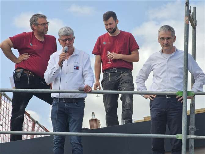 Der rheinlang-pfälzische Landtagspräsident Hendrik Hering hielt gemeinsam mit dem Ortsbürgermeister Helmut Lamp und den Zimmerleuten Jörg und Peter Michel die traditionellen Reden. Foto: Ortsbürgermeister Helmut Lamp
