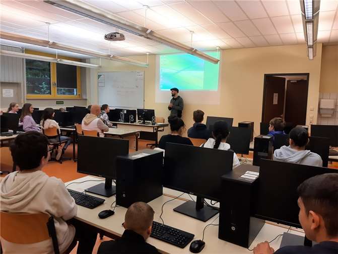 Der richtige Umgang mit Medien, die Gefahren, die online lauern und das eigene Verhalten auf Social-Media-Plattformen waren u.a. Inhalte des 90-minütigen Workshops der Verbraucherzentrale Rheinland-Pfalz e.V. an der Geschwister-Scholl-Realschule plus. Foto: privat