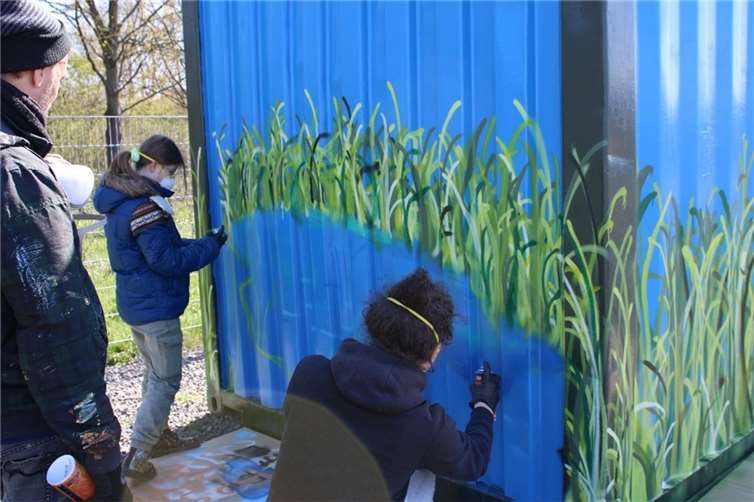 Jugendliche lassen alte Container in neuem Graffiti Look erstrahlen Der richtige Umgang mit der Spraydose wurde erlernt.